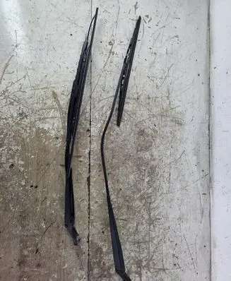 Volkswagen Fox Front wiper blade arm