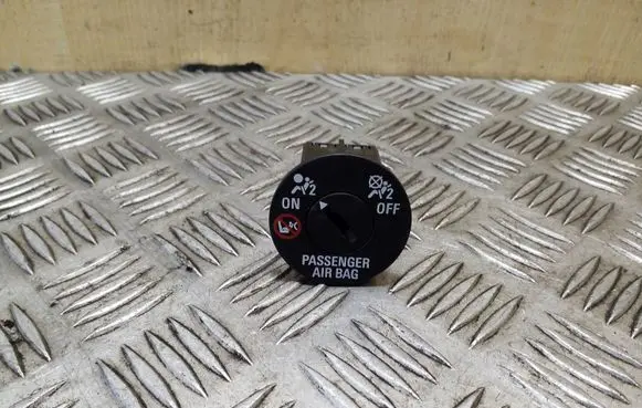Passenger airbag on/off switch