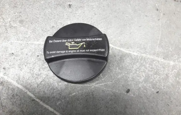 Mercedes-Benz S W220 Oil filler cap a0000100285