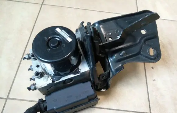 Volkswagen Golf VI ABS Pump 1K0907379BE 1K0614517CR NE64051