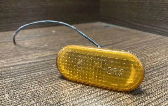 Front fender indicator light