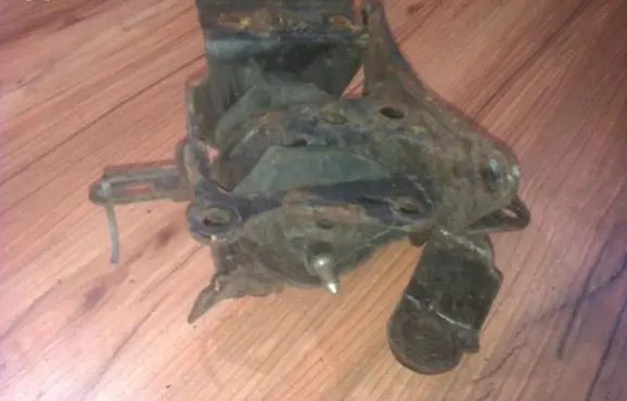 Nissan Primera Engine mount bracket