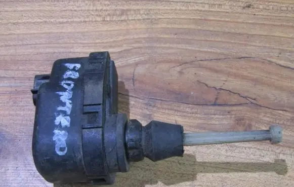 Headlight level adjustment motor