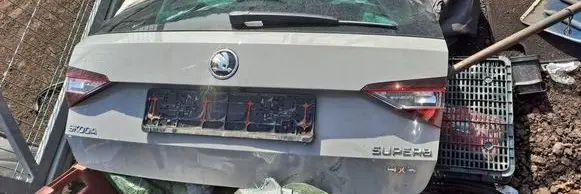 Skoda Superb B8 (3V) Opening tailgate glass brak