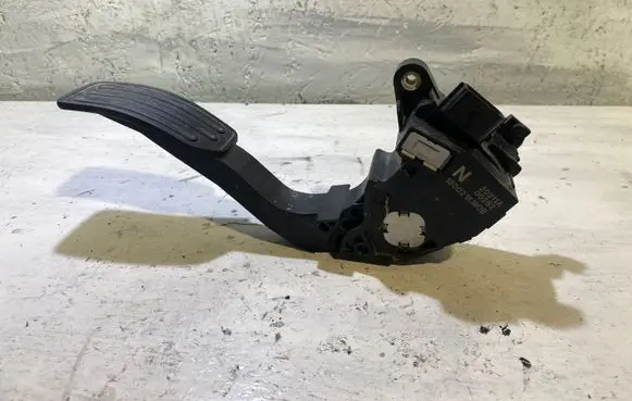 Accelerator throttle pedal