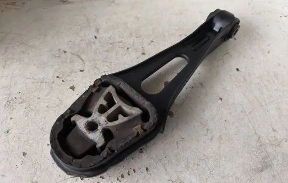 Engine mounting bracket
