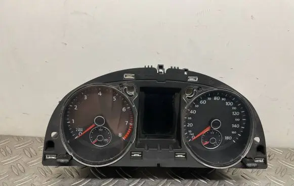Volkswagen PASSAT CC Speedometer (instrument cluster) 3C8920970B