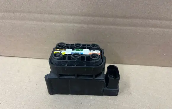Mercedes-Benz R W251 Air suspension valve block A2123200358
