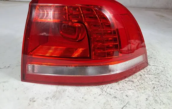 Volkswagen Touareg II Rear/tail lights 7P6945208