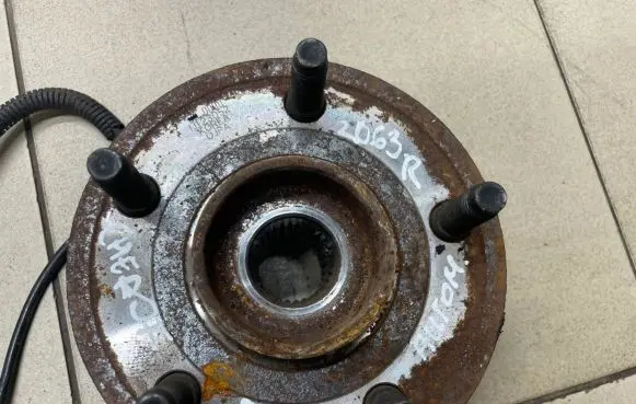 Jeep Grand Cherokee (WK) Front wheel bearing hub 