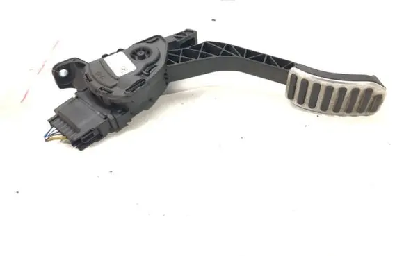 Accelerator throttle pedal