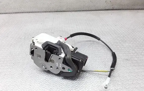 Chevrolet Orlando Front door lock 13579523