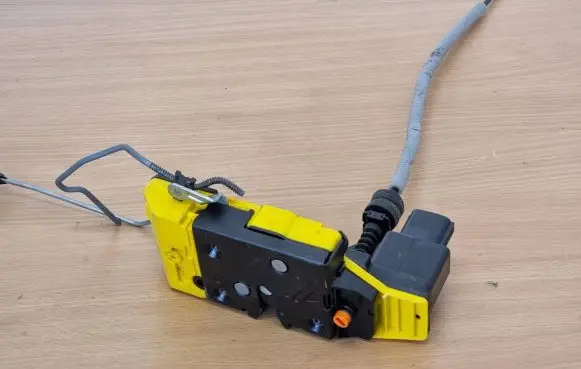 Volvo XC90 Front door lock 30699747