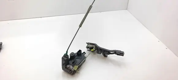 Opel Zafira B Front door lock 13210744