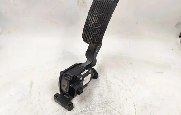 Accelerator throttle pedal