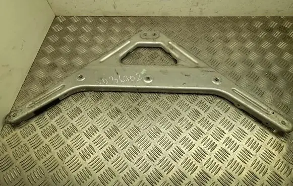 Engine mounting bracket