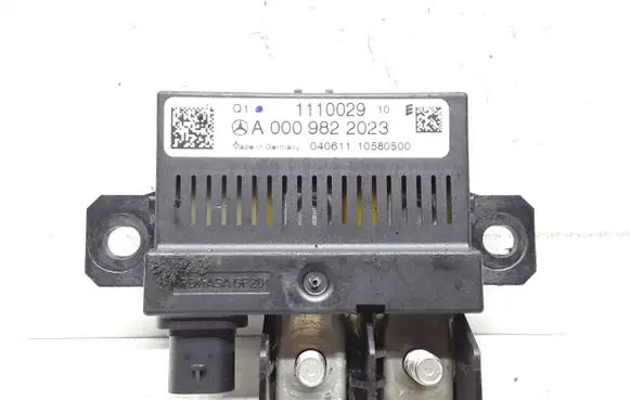 Mercedes-Benz C W204 Charging relay A0009822023