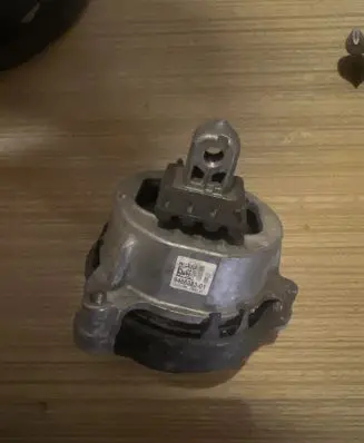 BMW X3 G01 Engine mount bracket 9488383