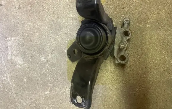 Lexus CT 200H Engine mount bracket