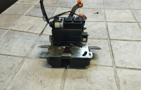 Mitsubishi Colt Tailgate/trunk/boot lock/catch/latch MR959190