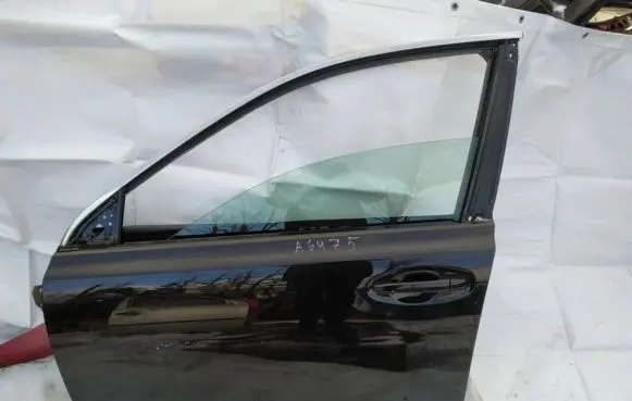 Subaru Outback Front door juoda