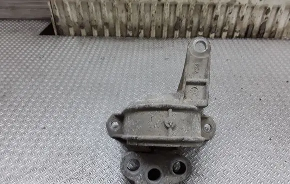 Opel Zafira B Engine mount bracket 90539246