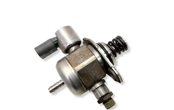 Audi Q3 8U Fuel injection high pressure pump 06H127025Q