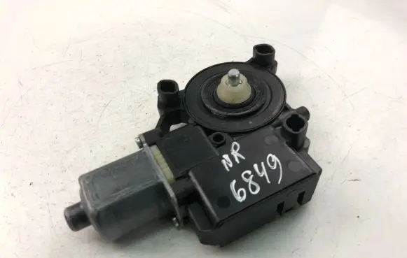 Volkswagen Polo V 6R Front door window regulator motor 0130822533