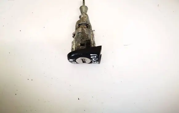 Volkswagen Golf V Front door lock (next to the handle) 
