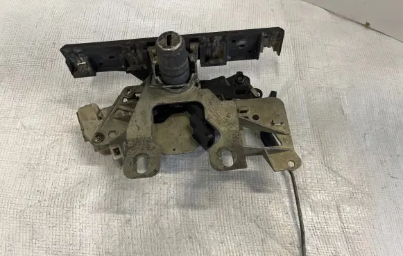 Volkswagen PASSAT B5 Tailgate exterior lock 3B0827297
