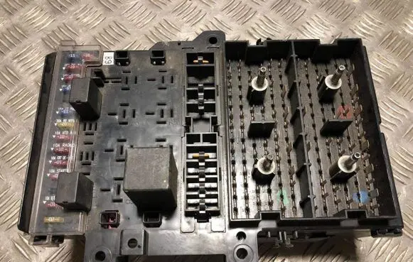 Chrysler Voyager Fuse module TQH210902104 04686487AD P04686487AD
