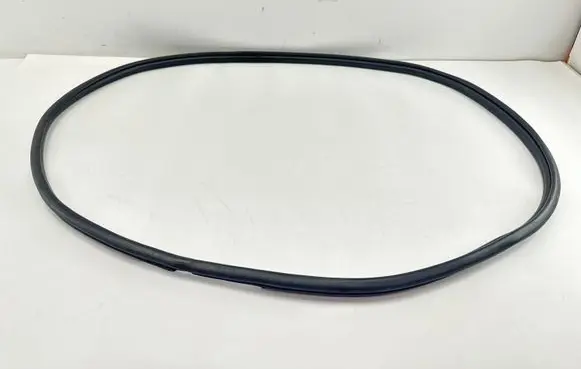 Toyota Yaris XP210 Rear door rubber seal (on body)