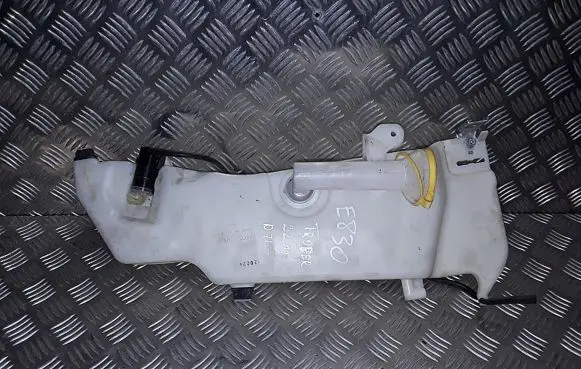 Isuzu D-Max Windshield washer fluid reservoir/tank