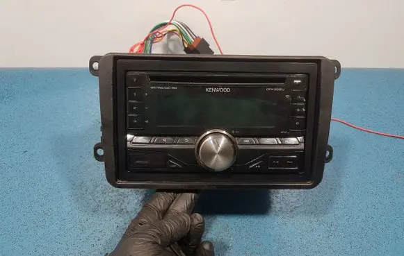 Volkswagen Golf V Radio/GPS head unit trim DPX305U