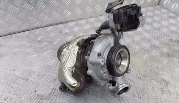 Audi Q7 4M Turbo 057145653K