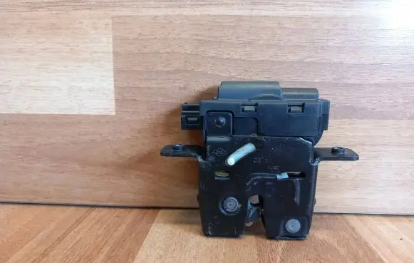 Renault Laguna II Tailgate/trunk/boot lock/catch/latch 8200257615B 8200257615 8200295641