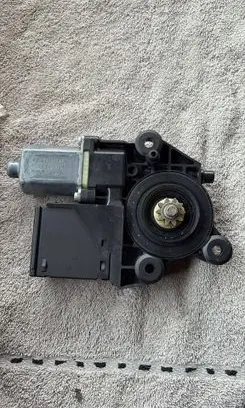 Renault Scenic III - Grand scenic III Front door window regulator motor 807300011R