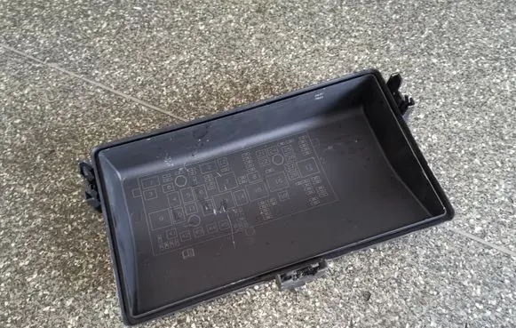 Opel Insignia A Fuse box cover 13222784