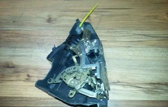 Mercedes-Benz C W202 Rear door lock 2027300535