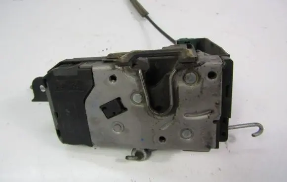 Opel Zafira B Front door lock 13210748QF