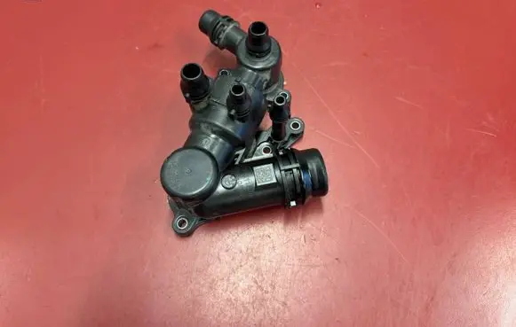 BMW X3 G01 Thermostat/thermostat housing 8596115