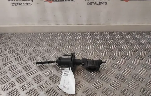 Opel Astra J Clutch master cylinder 55561915