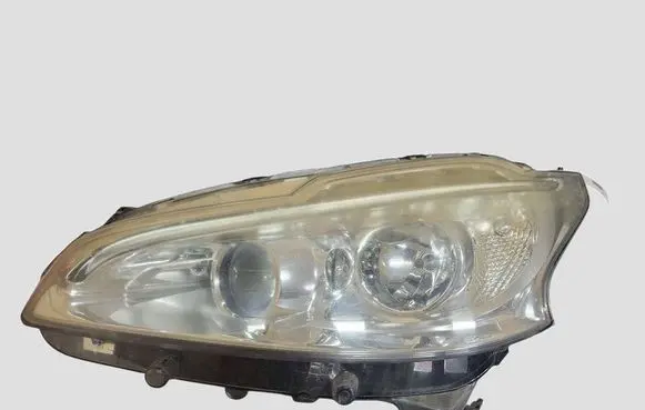 Peugeot 208 I Headlight/headlamp 9802221480