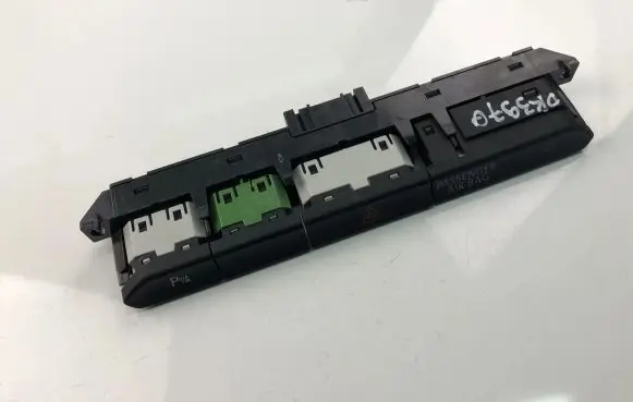 Volkswagen PASSAT B8 Hazard light switch 3G0927132A