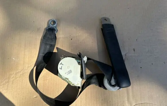 Volkswagen Transporter - Caravelle T5 Third row seat belt 7H9857815E