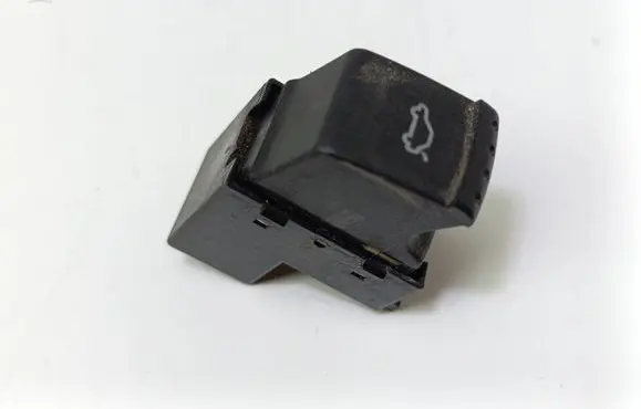 Volkswagen PASSAT B5.5 Tailgate opening switch 1J0959831A