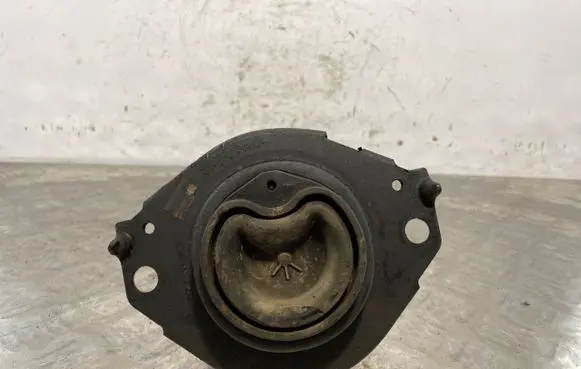 Jeep Grand Cherokee Engine mount bracket