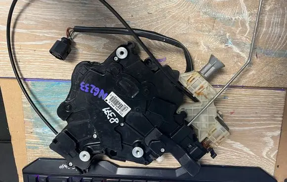 Volkswagen Caddy Sliding door lock 2K5843653D