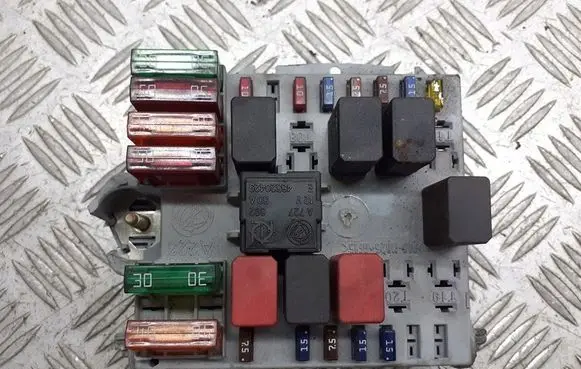 Alfa Romeo 147 Fuse box cover 46558759