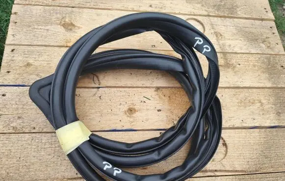 Mazda 3 II Front door rubber seal 